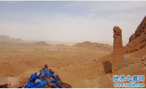 丹霞山阴元石，被称世界上最大的＂阴DAO＂(高10米)(www.gifqq.com)