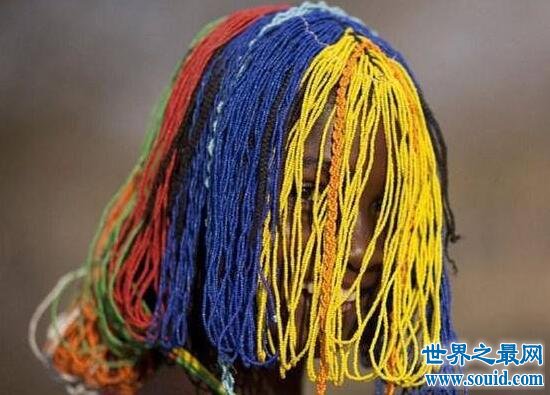 世界上最脏的女人，安哥拉部落女人用牛粪洗头(www.gifqq.com)