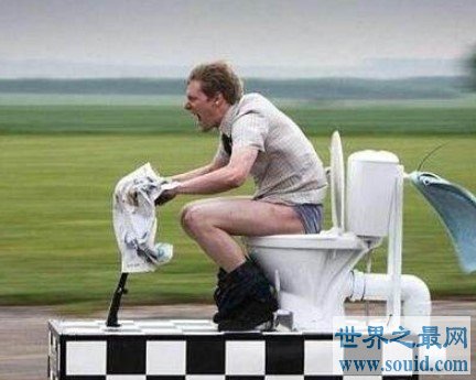 史上最爆笑的世界纪录，有人制作了世界上最快的厕所(www.gifqq.com)