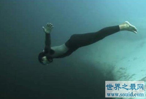 人类徒手潜水最深纪录 吉翁·奈瑞深潜最高记录达113米(www.gifqq.com)