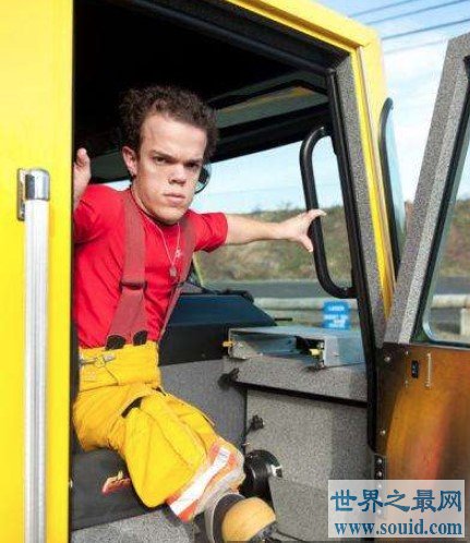 世界上最矮的消防员，只有1.27米(www.gifqq.com)