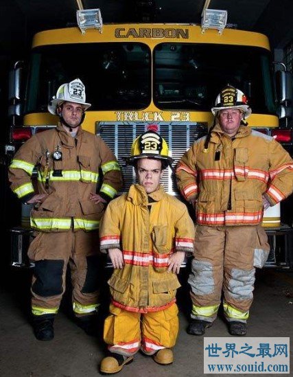世界上最矮的消防员，只有1.27米(www.gifqq.com)
