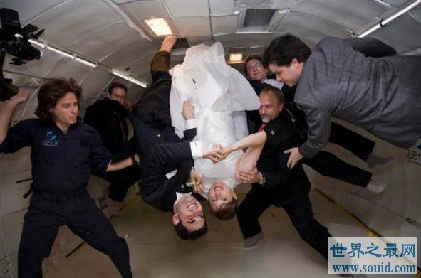 世界上人类首个太空婚礼，这也太浪漫了吧！(www.gifqq.com)