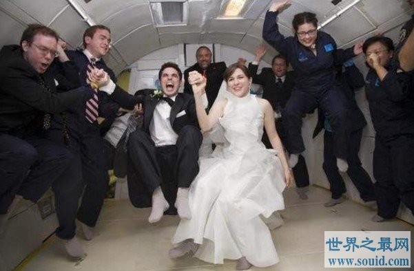 世界上人类首个太空婚礼，这也太浪漫了吧！(www.gifqq.com)