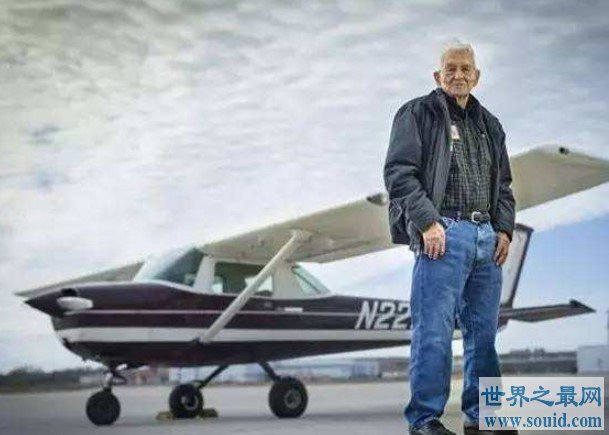 世界上最年长的飞行员，99岁生日再次起航完美飞行(www.gifqq.com)