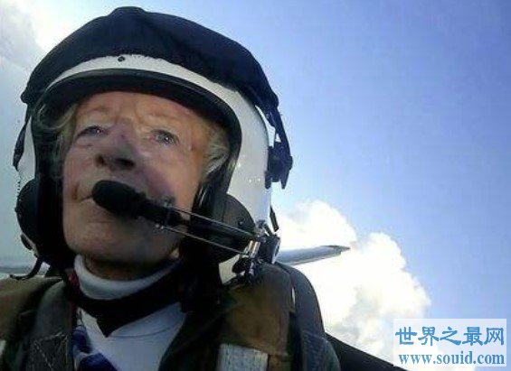 世界上最年长的飞行员，99岁生日再次起航完美飞行(www.gifqq.com)