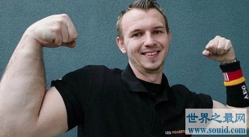 世界上右手最强壮的男人，比普通人粗一倍(www.gifqq.com)