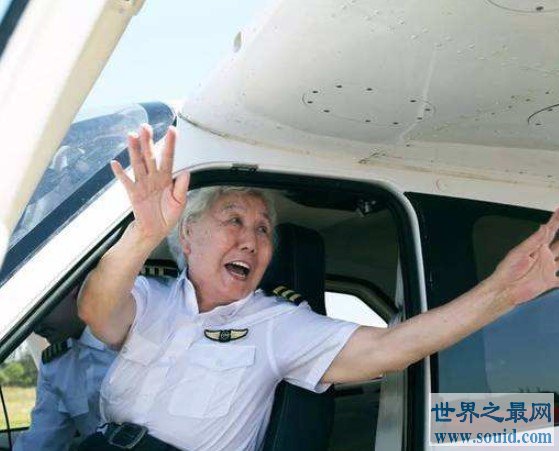 硬核奶奶重返蓝天，82岁依旧不忘初心(www.gifqq.com)