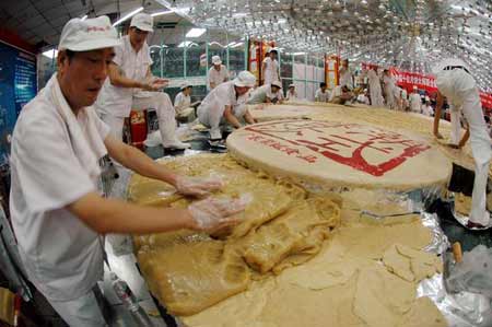 世界上最大的月饼，可供11万人吃(13吨重)(www.gifqq.com)