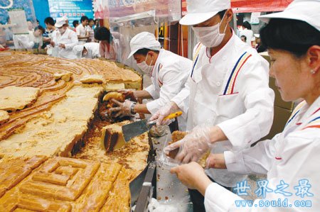 世界上最大的月饼，可供11万人吃(13吨重)(www.gifqq.com)