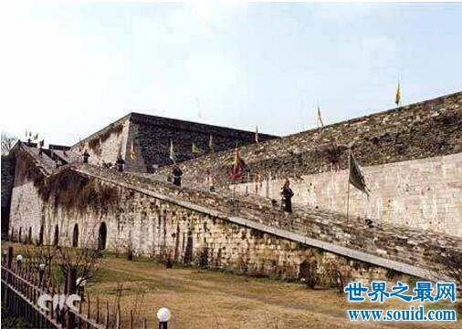 建筑中女儿墙的来历，在古代竟是抵抗敌人的一道墙(www.gifqq.com)