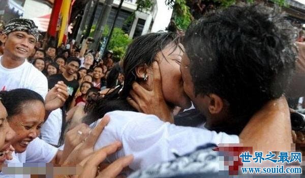 巴厘岛传统接吻节，接吻的好处多多(还不快点去接吻)(www.gifqq.com)