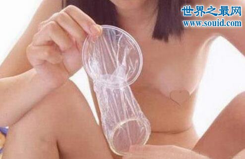 女用避孕套演示大图，真人示范避孕套放入过程(www.gifqq.com)