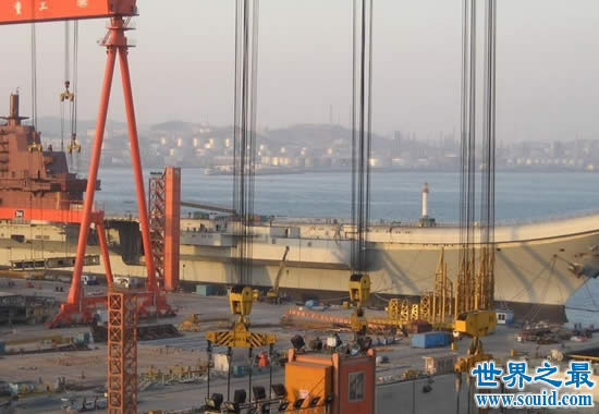 中国第二艘航母建造图片，预计明后年下水(www.gifqq.com)