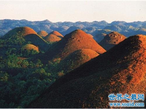世界上最有食欲的景点，像巧克力一样的山。(www.gifqq.com)