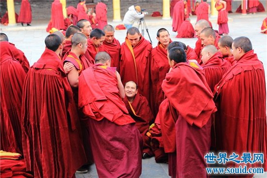班禅和喇嘛的区别，两者不同组织不同宗教(www.gifqq.com)