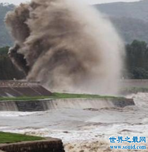 世界上最著名的潮涌，中国的钱塘江当仁不让。(www.gifqq.com)