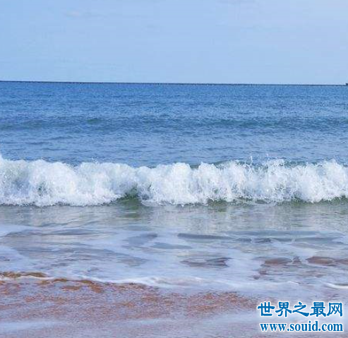 世界上最著名的潮涌，中国的钱塘江当仁不让。(www.gifqq.com)