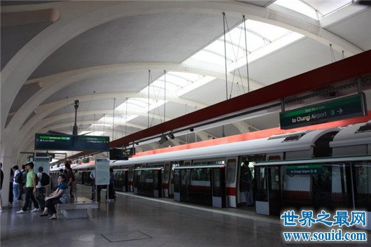 世界上最干净的地铁，新加坡连半粒灰尘都看不到(www.gifqq.com)