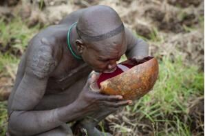 揭秘非洲十大原始部落，雷迪菜菜族竟只喝血不吃肉