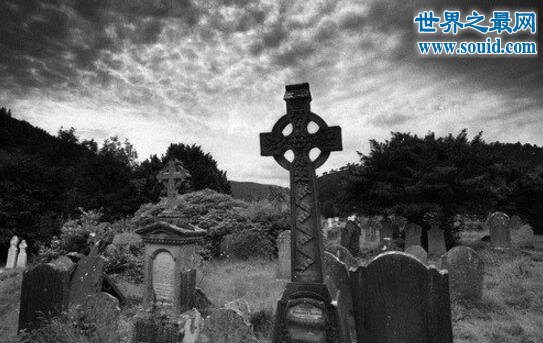 世界十大最恐怖的墓地，遍地都是尸骸半夜闹鬼(www.gifqq.com)