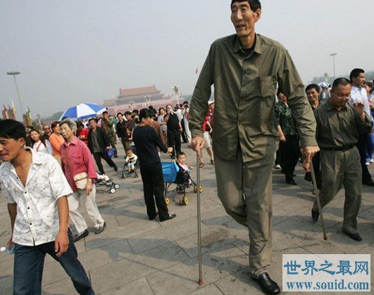 世界十大最高男性排名（一），竟然有人高达2.5米(www.gifqq.com)