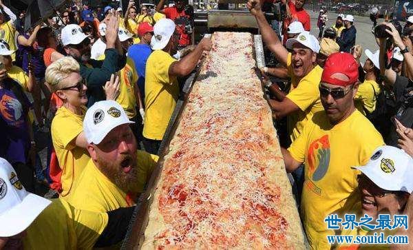 盘点世界之最食物制作，世界最长披萨全长2.13公里(www.gifqq.com)