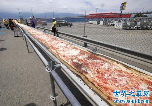 盘点世界之最食物制作，世界最长披萨全长2.13公里(www.gifqq.com)