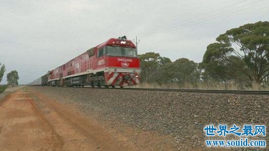 世界上最长的火车，七千米长像条巨蟒(www.gifqq.com)