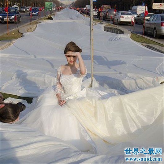 世界最长婚纱，4100米的婚纱你敢想象么(www.gifqq.com)