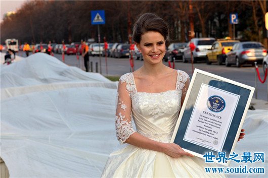世界最长婚纱，4100米的婚纱你敢想象么(www.gifqq.com)