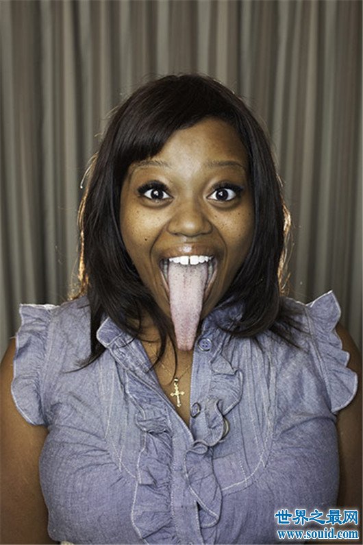 最长舌头女性，舌头又长又灵活可以跟青蛙媲美了(www.gifqq.com)