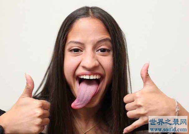 世界上舌头最长的人，比手机还要长(www.gifqq.com)
