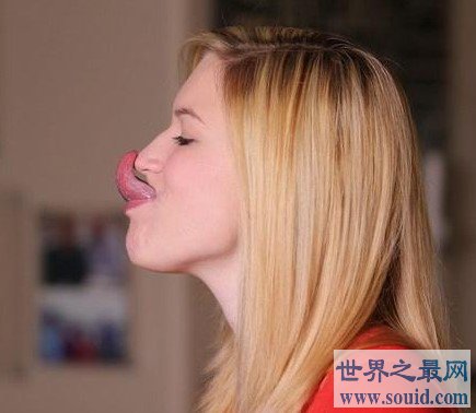 世界上舌头最长的人，比手机还要长(www.gifqq.com)