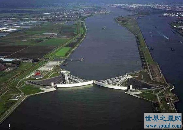 世界最长自动升降防洪堤坝在荷兰建成，长为300多米(www.gifqq.com)