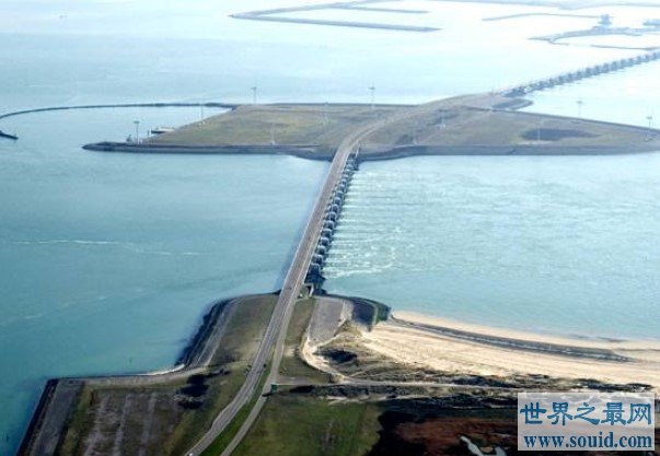 世界最长自动升降防洪堤坝在荷兰建成，长为300多米(www.gifqq.com)