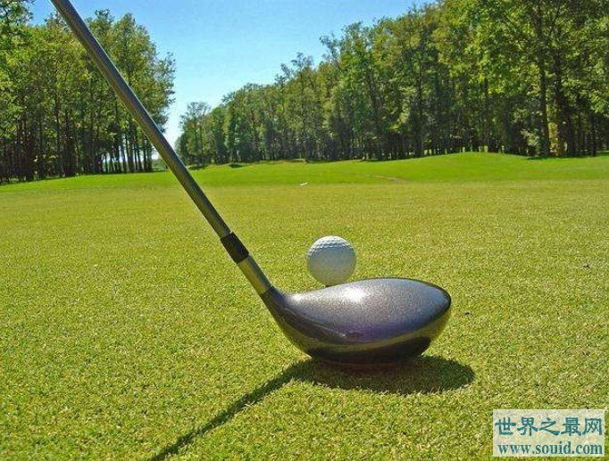 世界上最长的高尔夫球杆，长4.37米，可打出球距离165.46米