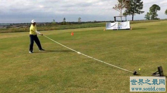 世界上最长的高尔夫球杆，长4.37米，可打出球距离165.46米(www.gifqq.com)