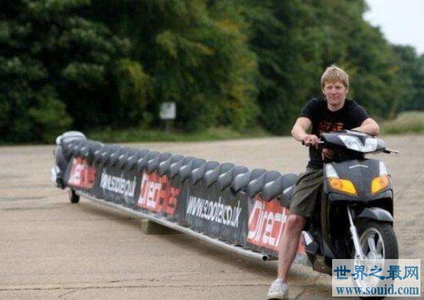 世界上最长的踏板摩托车，可载25人，长22米(www.gifqq.com)