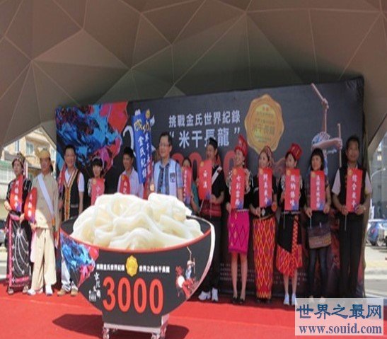 世界最长的碗面行列，排成长达296.2米的米干长龙(www.gifqq.com)