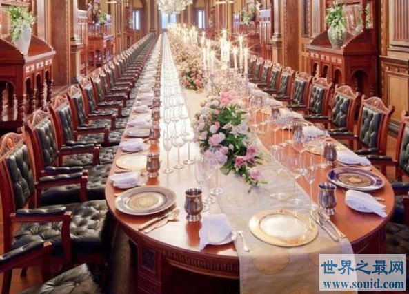 世界最长餐桌的记录，长达401.22米(www.gifqq.com)