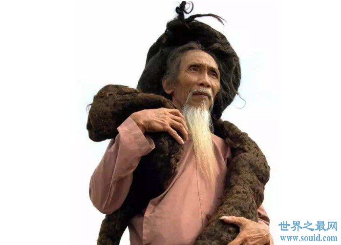 世界上头发最长的男人，头发长度是超过了6米(www.gifqq.com)