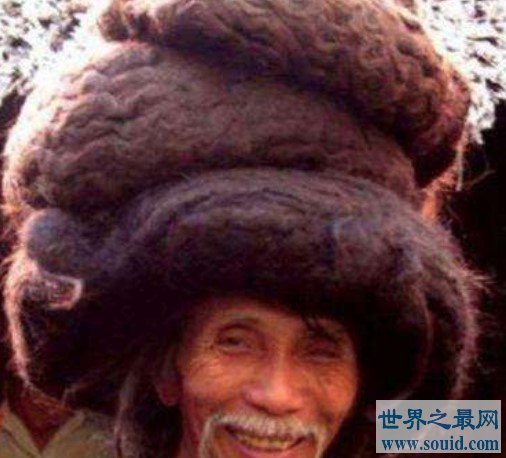世界上头发最长的男人，头发长度是超过了6米(www.gifqq.com)