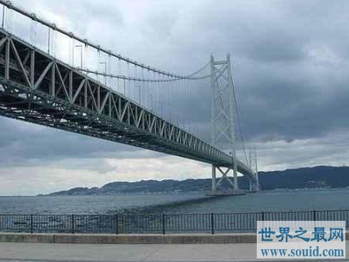 世界上最长的吊桥在日本，可承受里氏8.5级地震(www.gifqq.com)