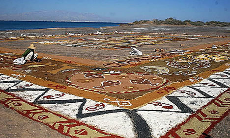 世界上最大的砂地毯(www.gifqq.com)