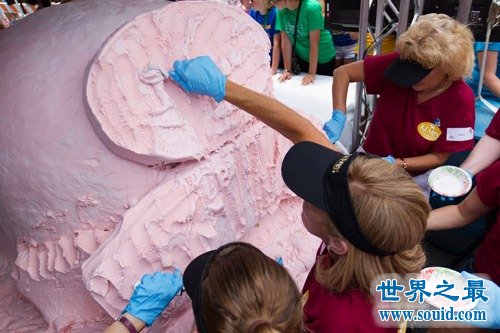 世界上最大的冰淇淋，重达1.4吨/高1.67米(图)(www.gifqq.com)