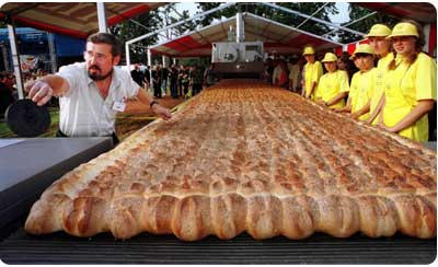 世界上最大的面包(www.gifqq.com)
