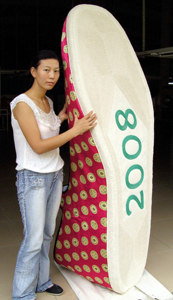 世界上最大的绣花鞋(www.gifqq.com)