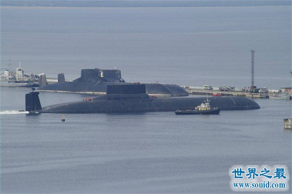 世界上最大的潜艇，俄罗斯台风级核潜艇(比航母还大)(www.gifqq.com)