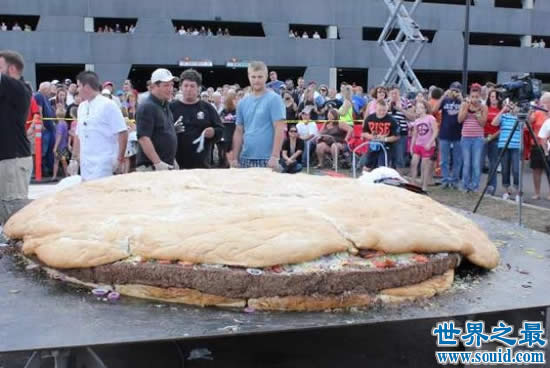 世界上最大的汉堡，重达1828斤/直径为3米(图)(www.gifqq.com)